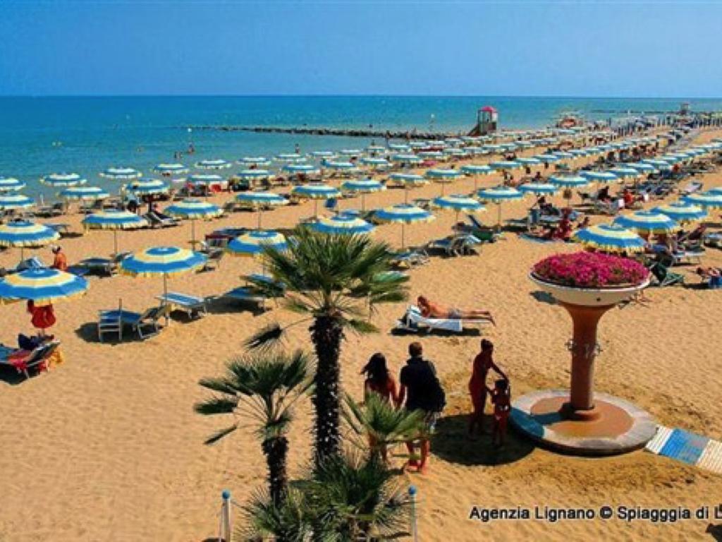 Lignano Exclusive With Pool Apartment Lignano Sabbiadoro Exterior photo